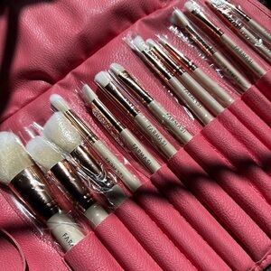 🌟BRAND NEW🌟 set of makeup brushes